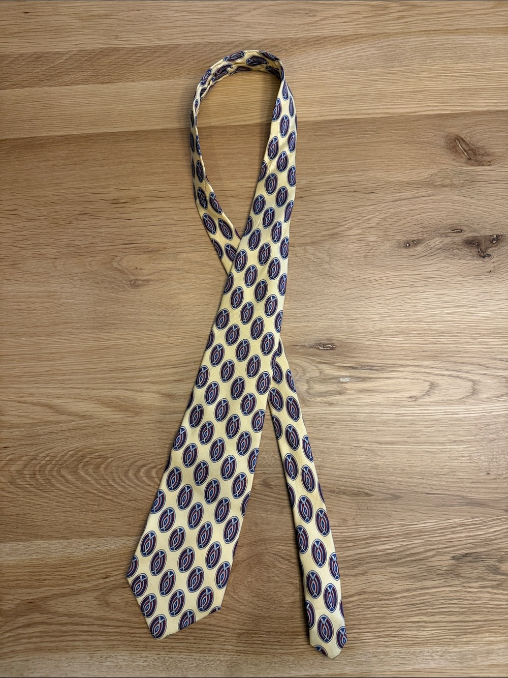 Roundtree & Yorke Pale Yellow Tie with Navy and White Ovals